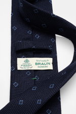 Borrelli Krawatte navy/hellblau gemustert, Nahaufnahme von unten, handgefertigt aus Seide und Schurwolle, dezenter Glanz, grafisches Muster, tonaler Futterstoff, Made in Italy, Breite 8 cm.