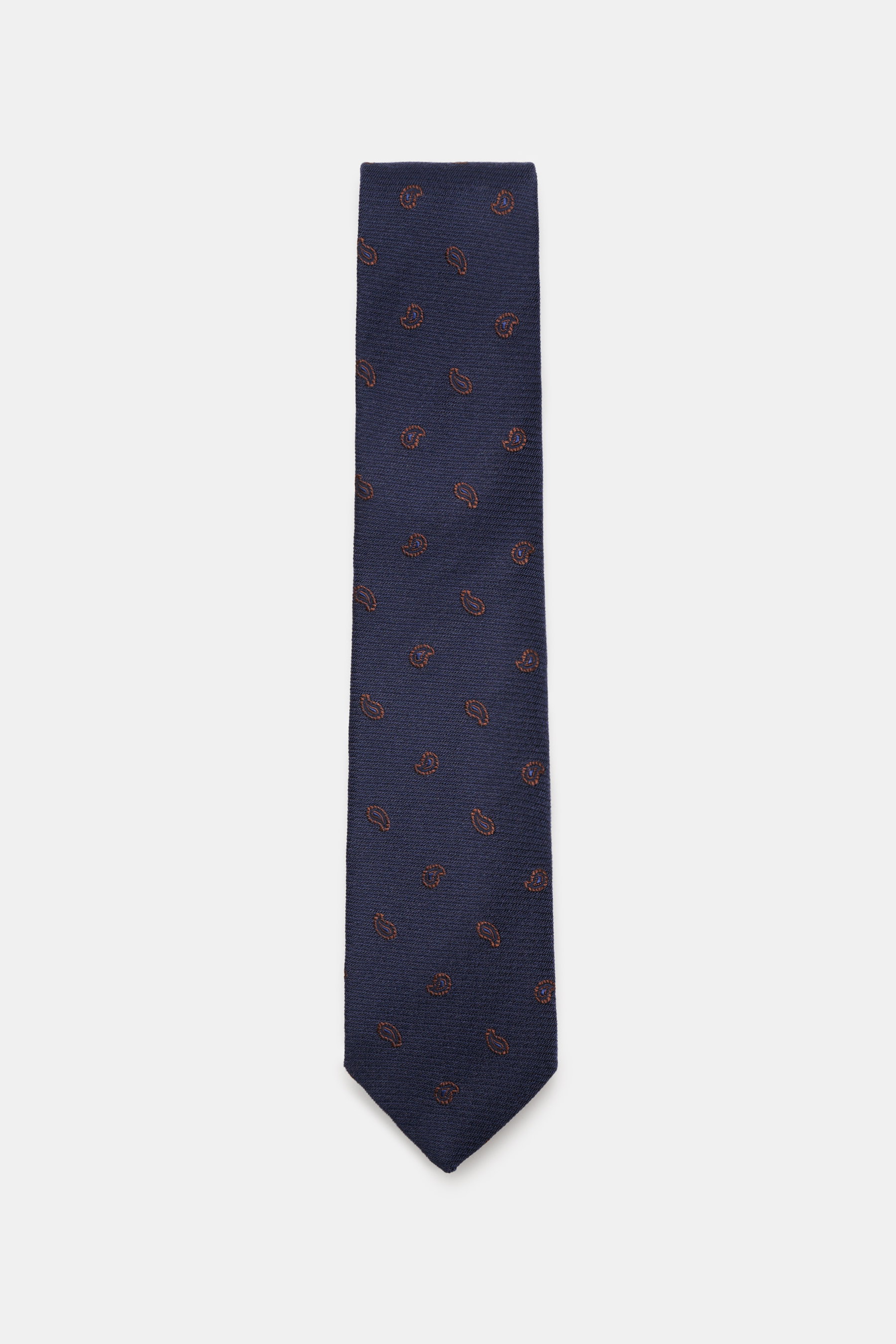 Borrelli Krawatte navy/braun gemustert, frontal fotografiert, handgefertigt aus Seide und Schurwolle, dezenter Glanz, grafisches Muster, tonal gefüttert, Made in Italy, Breite 8 cm.