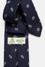 Nahaufnahme der Borrelli Krawatte navy/offwhite gemustert mit grafischem Muster, handgefertigt aus Seide und Schurwolle, dezent glänzend, tonaler Futterstoff, Made in Italy, Breite 8 cm, von oben fotografiert.
