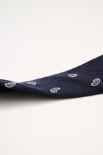 Borrelli Krawatte navy/offwhite gemustert, Nahaufnahme schräg von unten, handgefertigt aus Seide und Schurwolle, dezenter Glanz, grafisches Muster, tonaler Futterstoff, Made in Italy, Breite 8 cm.