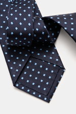 Blick von oben auf die Borrelli Seidenkrawatte navy/hellblau gemustert mit feinem, zeitlosem Webmuster, reine Seide, Made in Italy, Breite 8 cm, tonaler Futterstoff.