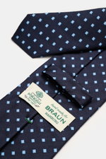 Borrelli Seidenkrawatte navy/hellblau gemustert, Nahaufnahme von oben, reine Seide, feines Webmuster, tonaler Futterstoff, Made in Italy, 8 cm breit.