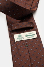 Borrelli Seidenkrawatte braun/schwarz gemustert, Nahaufnahme von unten, reine Seide, feines grafisches Webmuster, Made in Italy, 8 cm breit, tonaler Futterstoff.