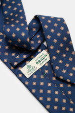 Borrelli Seidenkrawatte dunkelblau/hellbraun gemustert mit feinem, zeitlosem Webmuster, handgefertigt aus reiner Seide, Detailansicht von oben, Made in Italy, 8 cm breit, tonaler Futterstoff.