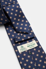 Nahaufnahme der Borrelli Seidenkrawatte navy/hellbraun gemustert von oben, reine Seide, feines Webmuster, Made in Italy, Breite 8 cm, tonaler Futterstoff.