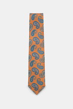 Borrelli Seidenkrawatte orange/dunkelblau/rauchblau gemustert, handgefertigt aus reiner Seide, dezenter Glanz, grafisches Muster, tonaler Futterstoff, Made in Italy, Breite 8 cm, Frontalaufnahme.