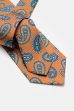 Blick von oben auf Borrelli Seidenkrawatte orange/dunkelblau/rauchblau gemustert mit grafischem Muster, handgefertigt aus reiner Seide, dezenter Glanz, tonaler Futterstoff, Made in Italy, Breite 8 cm.