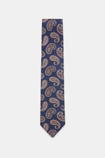 Borrelli Seidenkrawatte navy/beige/taupe gemustert, frontale Nahaufnahme, handgefertigt aus reiner Seide, dezenter Glanz, grafisches Muster, tonaler Futterstoff, Made in Italy, Breite 8 cm