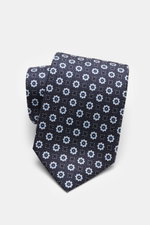 Nahaufnahme der Borrelli Seidenkrawatte anthrazit/rauchblau gemustert mit feinem, floralem Webmuster, handgefertigt aus reiner Seide, Made in Italy, Breite 8 cm, seitliche Perspektive.