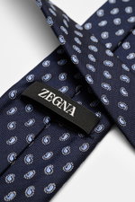 Zegna Silk tie navy/light blue patterned shown from a close-up top angle, featuring pure silk, subtle shine, classic paisley pattern, Made in Italy, width approx. 8 cm.