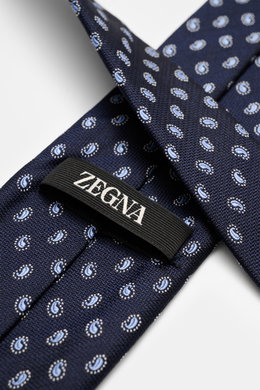 Zegna Silk tie navy/light blue patterned shown from a close-up top angle, featuring pure silk, subtle shine, classic paisley pattern, Made in Italy, width approx. 8 cm.