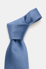 Zegna Seidenkrawatte hellblau/dunkelblau gemustert, aus reiner Seide mit dezentem Glanz, grafischem Webmuster, kontrastfarbener Futterstoff, Made in Italy, Breite ca. 8 cm, Nahaufnahme schräg von oben.