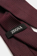 Zegna Silk tie burgundy/cream patterned shown close-up from above, pure silk with subtle shine, graphic woven pattern, contrast-colored lining fabric, Made in Italy, width approx. 8 cm.