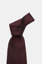 Close-up front view of a Zegna Silk tie burgundy/cream patterned with pure silk, subtle shine, graphic woven pattern, contrast-colored lining fabric, Made in Italy, width approx. 8 cm.