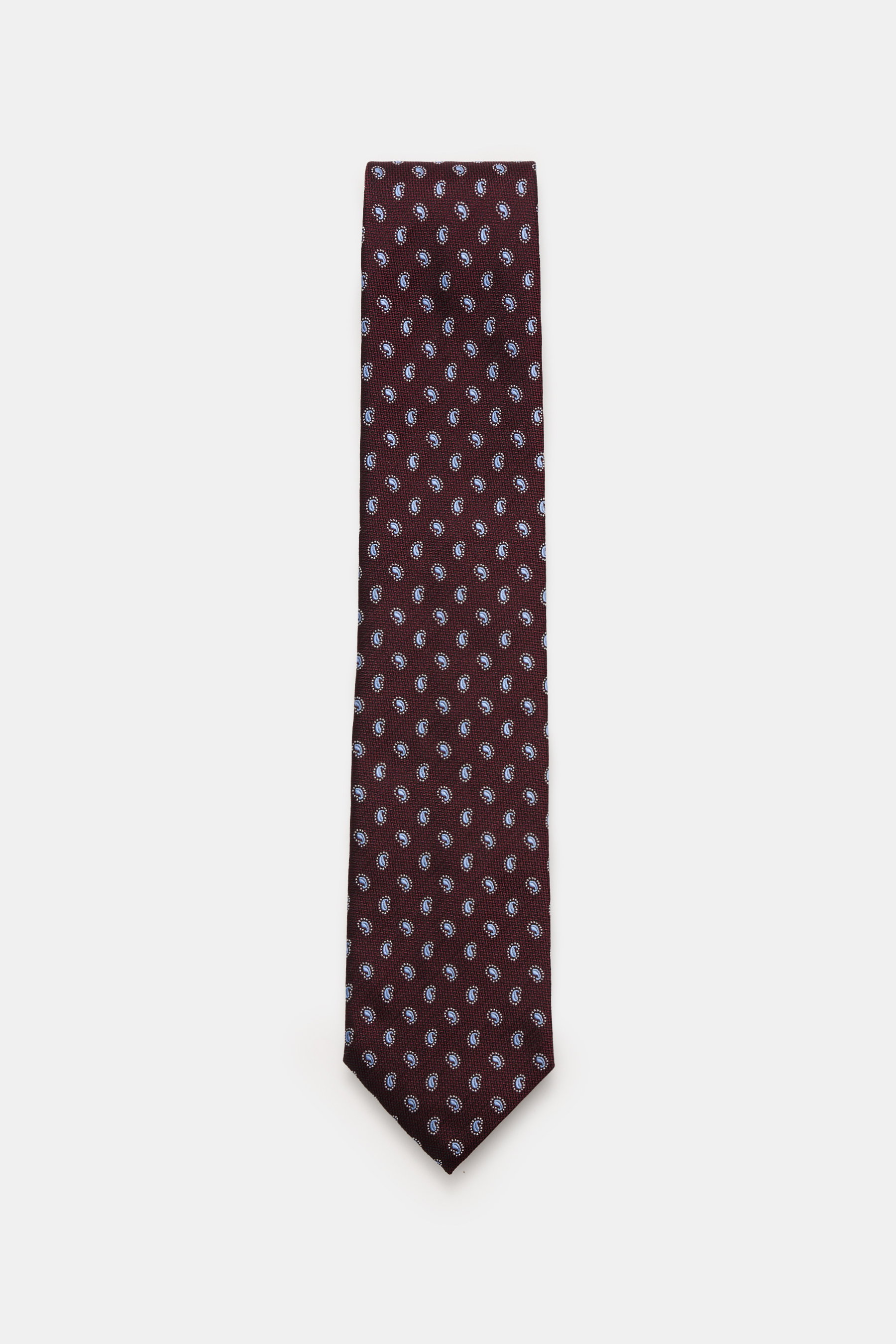 Zegna Seidenkrawatte bordeaux/rauchblau gemustert mit Paisley-Webmuster, dezenter Glanz, reine Seide, ca. 8 cm breit, Made in Italy, frontal fotografiert.