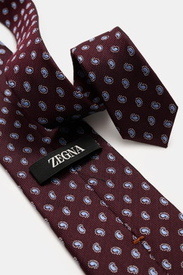 Nahaufnahme der Zegna Seidenkrawatte bordeaux/rauchblau gemustert mit Paisley-Webmuster, dezentem Glanz, kontrastfarb. Futter, reine Seide, Made in Italy, ca. 8 cm breit.