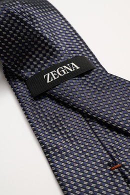 Nahaufnahme der Zegna Krawatte navy/hellgrau/schwarz gemustert mit grafischem Muster, dezentem Glanz, reine Seide, Made in Italy, Breite ca. 8 cm, von oben fotografiert.