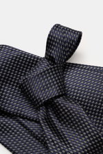 Zegna Krawatte navy/hellgrau/schwarz gemustert, aus reiner Seide mit dezentem Glanz, grafisches Muster, Made in Italy, Breite ca. 8 cm, Nahaufnahme von schräg oben.