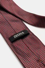 Zegna Krawatte dunkelrot/hellgrau/schwarz gemustert, aus reine Seide mit dezentem Glanz, grafisches Muster, Made in Italy, Breite ca. 8 cm, Nahaufnahme von oben.