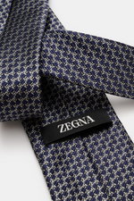 Zegna Seidenkrawatte navy/hellgrau/schwarz gemustert, Detailaufnahme von oben, reine Seide, dezenter Glanz, grafisches Muster, Made in Italy, Breite ca. 8 cm