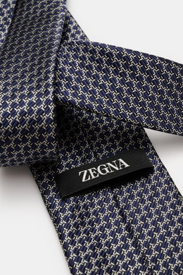 Zegna Seidenkrawatte navy/hellgrau/schwarz gemustert, Detailaufnahme von oben, reine Seide, dezenter Glanz, grafisches Muster, Made in Italy, Breite ca. 8 cm
