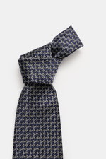 Zegna Seidenkrawatte navy/hellgrau/schwarz gemustert, Nahaufnahme von oben, reine Seide, dezenter Glanz, grafisches Muster, Made in Italy, Breite ca. 8 cm