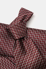 Zegna Seidenkrawatte dunkelrot/hellgrau/schwarz gemustert, Detailaufnahme von schräg oben, reine Seide, dezenter Glanz, grafisches Muster, Made in Italy, ca. 8 cm breit