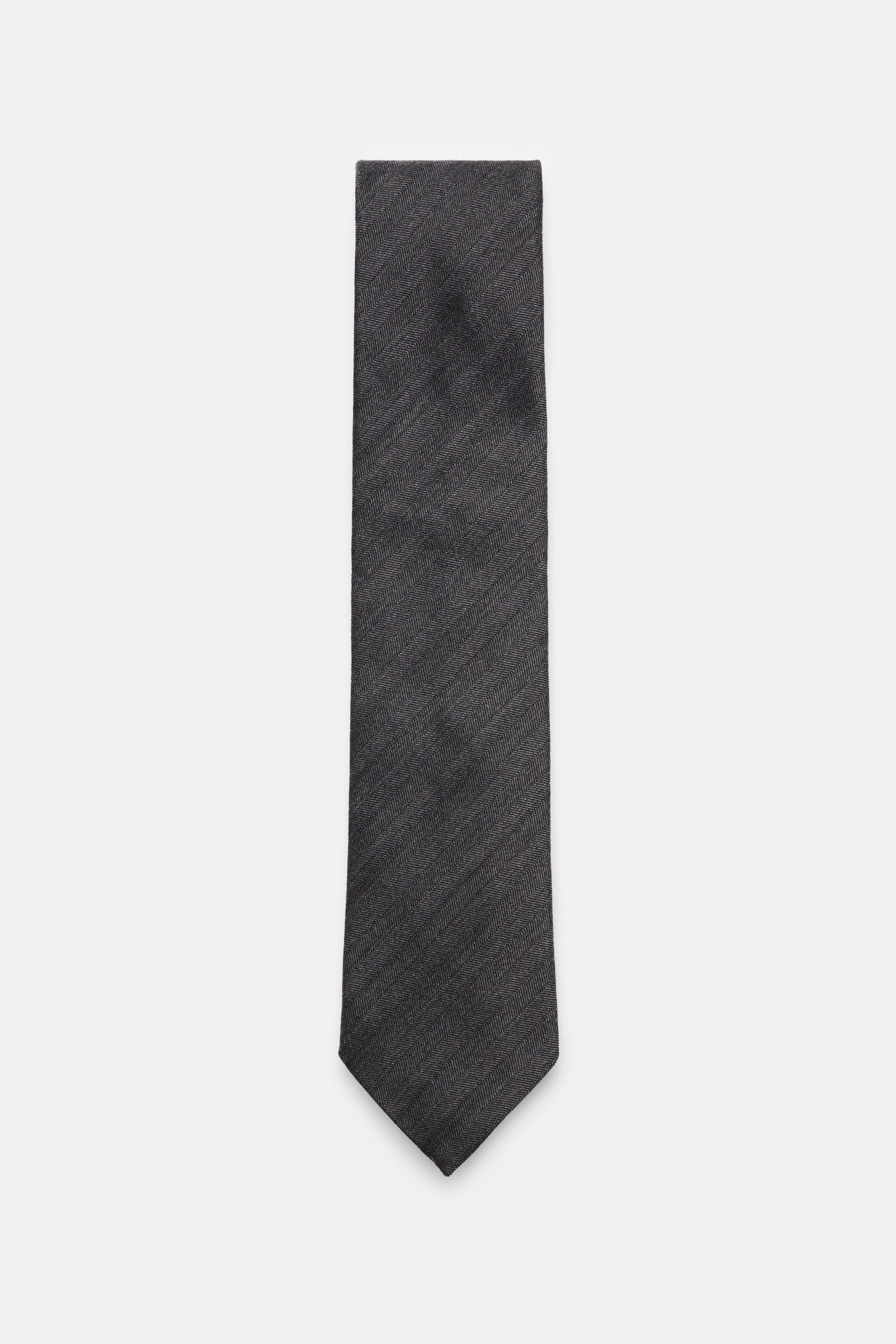 Zegna Krawatte dunkelgrau mit dezentem Streifenmuster, Mix aus Wolle und Seide, dezenter Glanz, Made in Italy, ca. 8 cm breit, Frontalansicht.