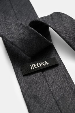 Zegna Tie dark grey shown close-up from above, highlighting subtle striped pattern, mix of wool and silk, subtle shine, Made in Italy, width approx. 8 cm.