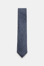 Zegna Krawatte rauchblau, frontal fotografiert, Mix aus Wolle und Seide, dezenter Glanz, feines Streifenmuster, Made in Italy, ca. 8 cm breit