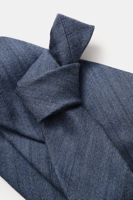Nahaufnahme der Zegna Krawatte rauchblau mit dezenter Streifenstruktur, fotografiert von oben; Mix aus Wolle und Seide, dezenter Glanz, Made in Italy, Breite ca. 8 cm.