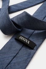 Zegna Krawatte rauchblau mit dezenter Streifenstruktur, Mix aus Wolle und Seide, dezenter Glanz, ca. 8 cm breit, Made in Italy, Nahaufnahme von oben.