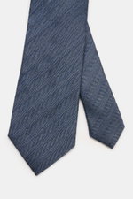 Zegna Krawatte rauchblau mit dezentem Streifenmuster, aus Wolle und Seide, dezenter Glanz, Made in Italy, ca. 8 cm breit, Detailaufnahme.
