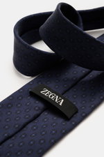 Zegna Silk tie dark blue/navy patterned shown from above, pure silk with subtle shine, graphic woven pattern, contrast-colored lining, Made in Italy, width approx. 8 cm.