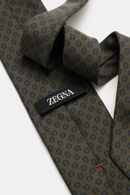 Zegna Seidenkrawatte dunkelgrün/navy gemustert, Nahaufnahme von oben, reine Seide, dezenter Glanz, grafisches Webmuster, kontrastfarbener Futterstoff, Made in Italy, Breite ca. 8 cm.