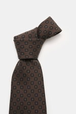 Zegna Seidenkrawatte dunkelbraun/navy gemustert, Nahaufnahme von oben, reine Seide, dezenter Glanz, grafisches Webmuster, kontrastfarbener Futterstoff, Made in Italy, Breite ca. 8 cm.