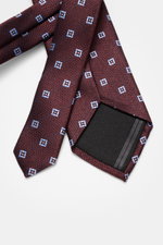 Zegna Seidenkrawatte schwarz/bordeaux/hellgrau gemustert, aus reine Seide mit feinem Webmuster, dezentem Glanz, monochromem Futterstoff, Made in Italy, ca. 8 cm breit, liegend von oben fotografiert.