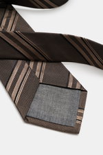 Brunello Cucinelli Seidenkrawatte braun/schwarz gestreift, Nahaufnahme von unten, reine Seide, dezenter Glanz, stilvolle Diagonalstreifen, Made in Italy, Breite ca. 8 cm.
