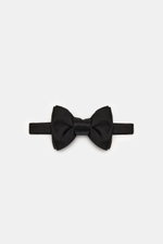 Top-down view of a tied Tom Ford Silk bow tie black made of pure silk with a slight satin sheen, width approx. 10.5 cm, classic formal look. 

<p>This elegant bow tie from TOM FORD is made of luxurious silk satin and adds the perfect finishing touch for a