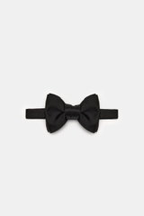 Top-down view of a tied Tom Ford Silk bow tie black made of pure silk with a slight satin sheen, width approx. 10.5 cm, classic formal look. 

<p>This elegant bow tie from TOM FORD is made of luxurious silk satin and adds the perfect finishing touch for a