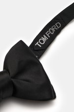 Close-up front-side view of the tied Tom Ford Silk bow tie black, showcasing its pure silk fabric with a slight satin sheen and visible TOM FORD label.

<p>This elegant bow tie from TOM FORD is made of luxurious silk satin and adds the perfect finishing t