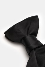Close-up front angled view of Tom Ford Silk bow tie black in tied version, showing pure silk with slight satin sheen.

<p>This elegant bow tie from TOM FORD is made of luxurious silk satin and adds the perfect finishing touch for a classic, formal look.</