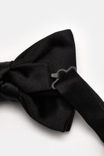 Close-up top-down view of Tom Ford Silk bow tie black in luxurious pure silk satin with slight sheen, tied version, width approx. 10.5 cm.

<p>This elegant bow tie from TOM FORD is made of luxurious silk satin and adds the perfect finishing touch for a cl