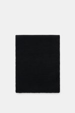Schwarz gefalteter 04651/ A trip in a bag Cashmere Schal, reiner Cashmere, geschmeidiger Griff, zeitloser Grobstrick, rollierte Kanten, frontal fotografiert.