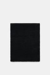 Schwarz gefalteter 04651/ A trip in a bag Cashmere Schal, reiner Cashmere, geschmeidiger Griff, zeitloser Grobstrick, rollierte Kanten, frontal fotografiert.
