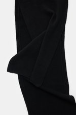 Schräg von oben fotografiert: 04651/ A trip in a bag Cashmere Schal schwarz mit reinem Cashmere, Grobstrick, rollierten Kanten, geschmeidigem Griff.
