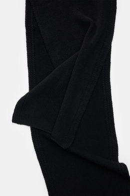 Schräg von oben fotografiert: 04651/ A trip in a bag Cashmere Schal schwarz mit reinem Cashmere, Grobstrick, rollierten Kanten, geschmeidigem Griff.