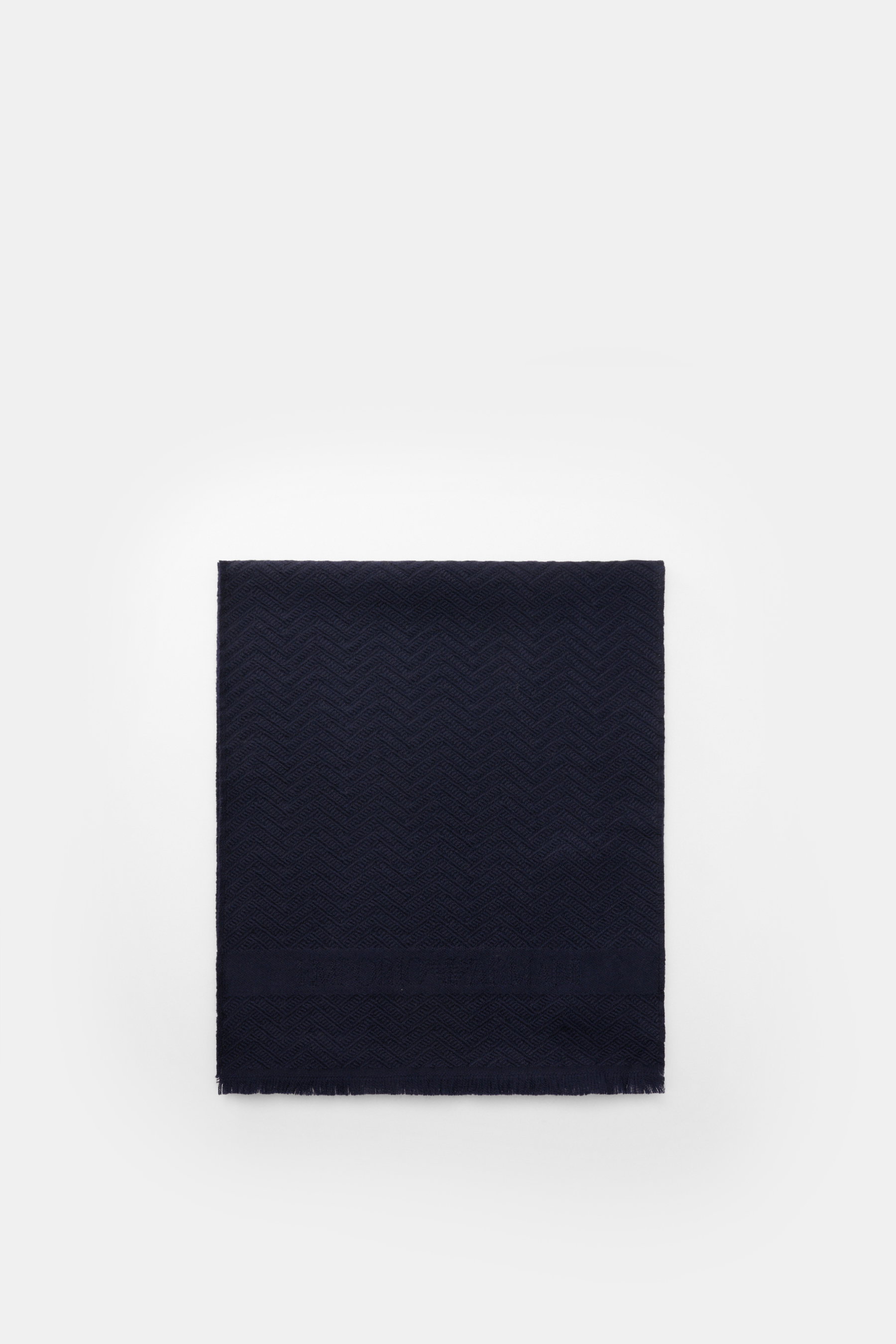 Emporio Armani Schal navy aus reiner Wolle mit tonalem Fischgratmuster und schmalem Fransensaum, frontal flach liegend fotografiert.