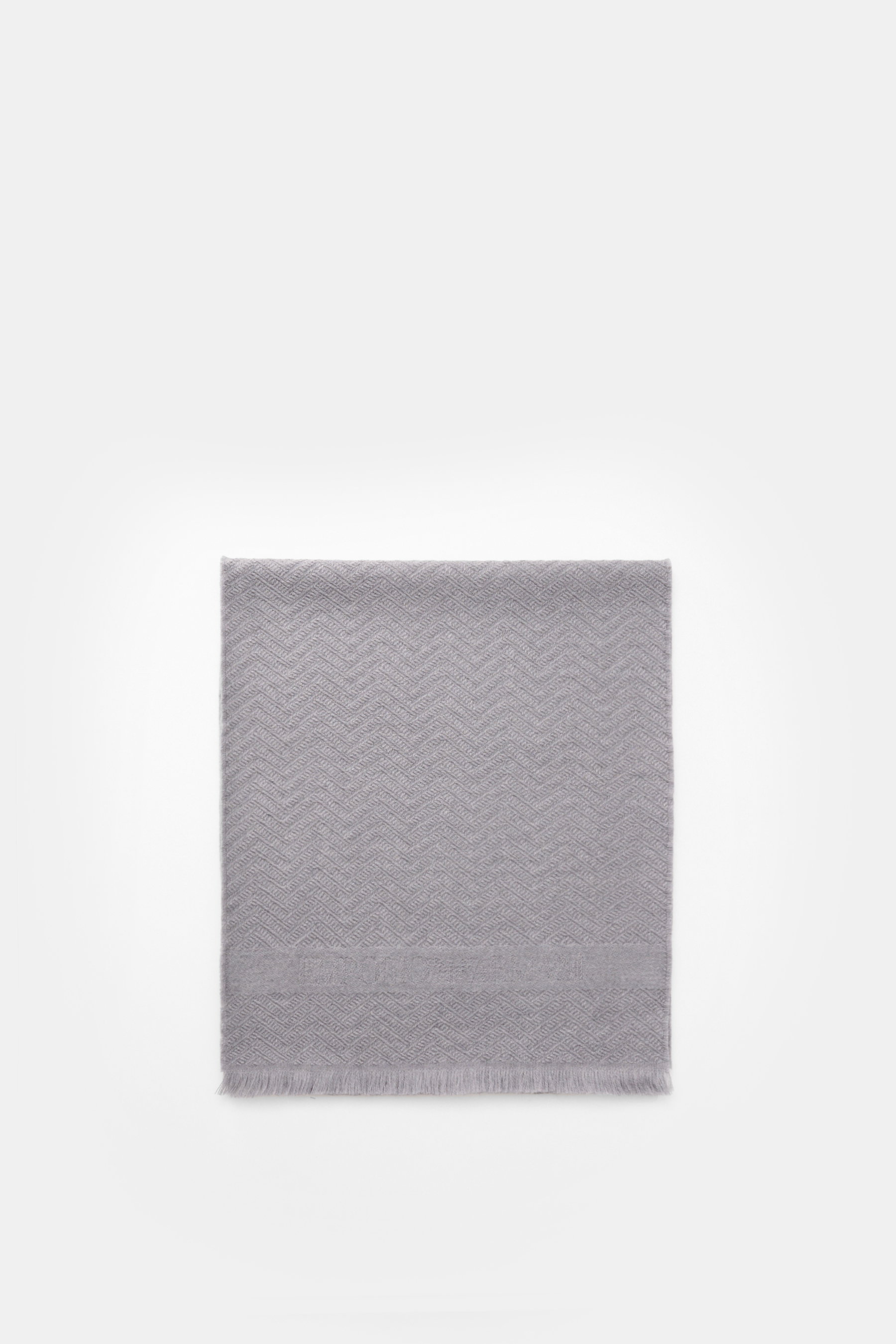 Emporio Armani Schal grau, aus reiner Wolle mit tonalem Fischgratmuster, Web-Logo-Streifen und schmalem Fransensaum, von oben fotografiert.