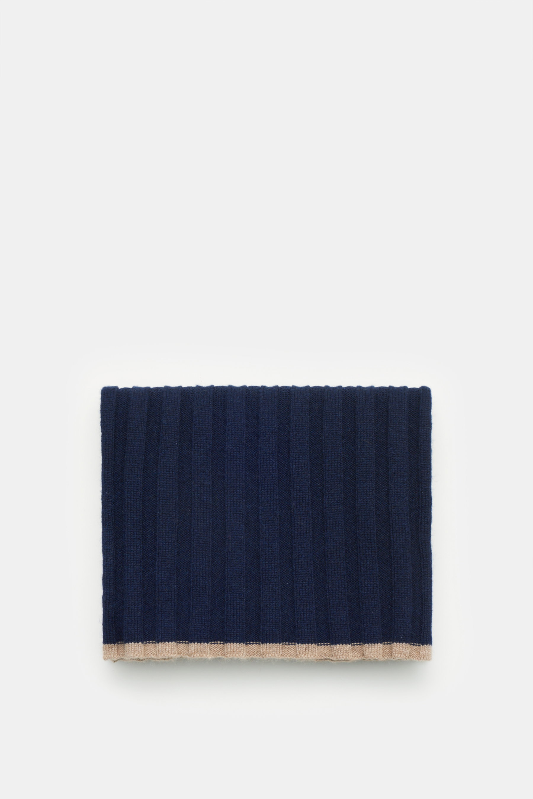 Brunello Cucinelli Cashmere Schal navy, gefaltet von oben fotografiert, breiter Rippstrick, weicher Griff, kontrastfarbige Kante, 155x26 cm.